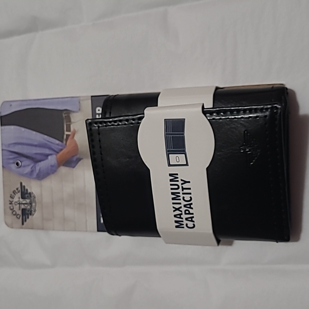 Dockers Rfid Blocking Trifold Wallet with Zipper Closure